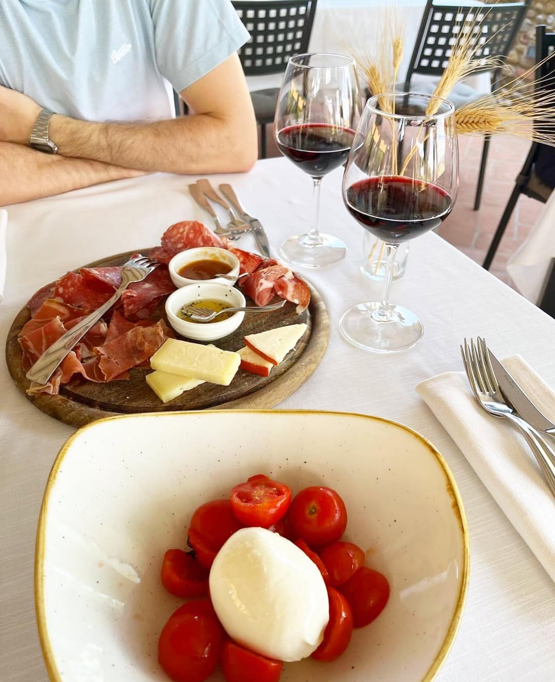 Outdoor banquet under Tuscan greenery